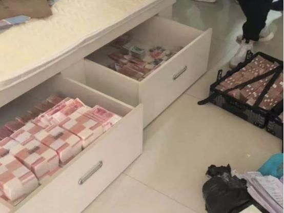 不论家里有多少钱这“4样”东西千万不要藏在床底赶紧拿走！(图3)