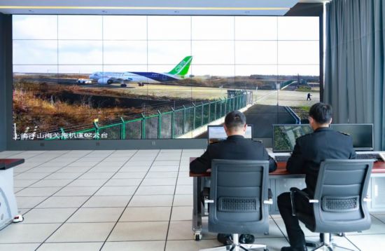 中国造挖掘机、大飞机和汽车在上海口岸都在做同一件事……(图3)