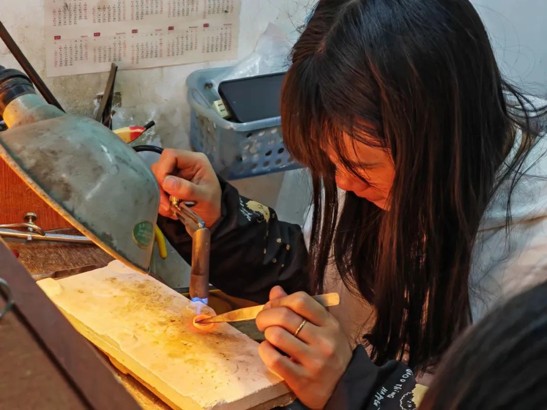 金价“狂飙”不用怂这样做省一大笔钱！(图2)