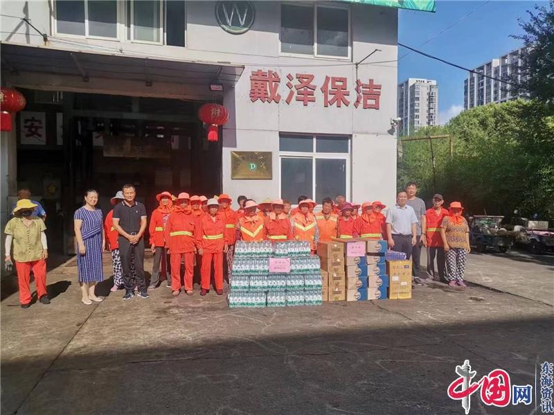 兴化、戴南两级工会组织“送清凉”慰问活动(图2)