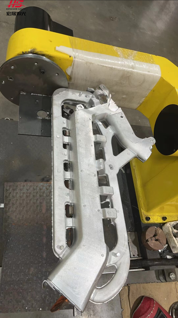宏晟激光机器人切割：电动单车铸造件激光切水口技术革新(图2)