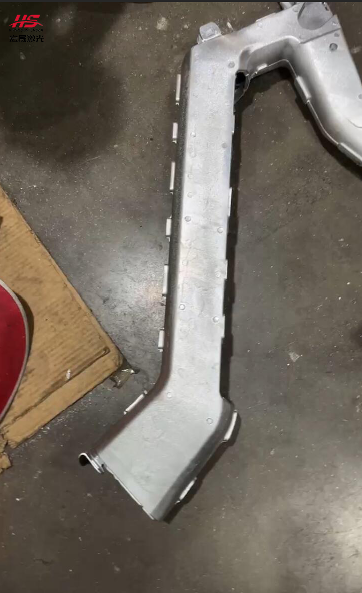 宏晟激光机器人切割：电动单车铸造件激光切水口技术革新(图3)