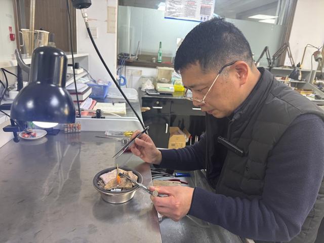 跟黄金打交道40年他见证传统工艺如何炼成国潮顶流(图1)