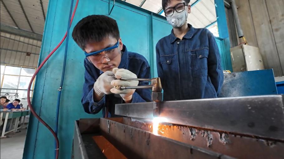 东区新青年“95后”技能大师卞涛的大国工匠成长路(图1)