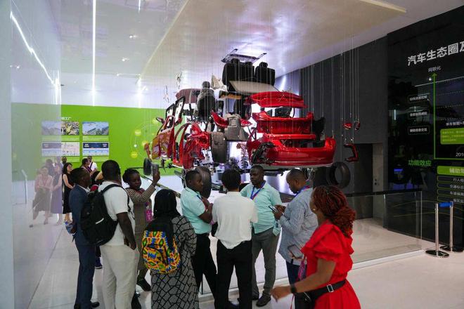 机床“硬核”比拼、机器人吸睛！2025中部（株洲）国际工业博览会开幕(图4)