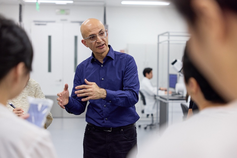 苹果高管再访中国实探iPhone17产线(图1)