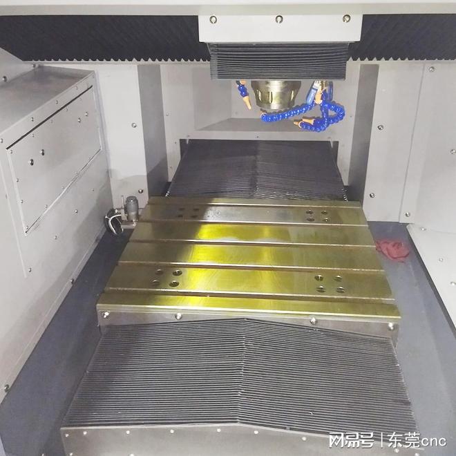 以硬克硬+精准控力：陶瓷雕铣机破解高硬脆陶瓷加工崩边难题(图2)