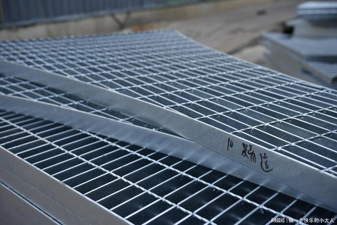 河北星贝金属丝网制品：专注电厂平台镀锌钢格板品质可靠服务优(图1)